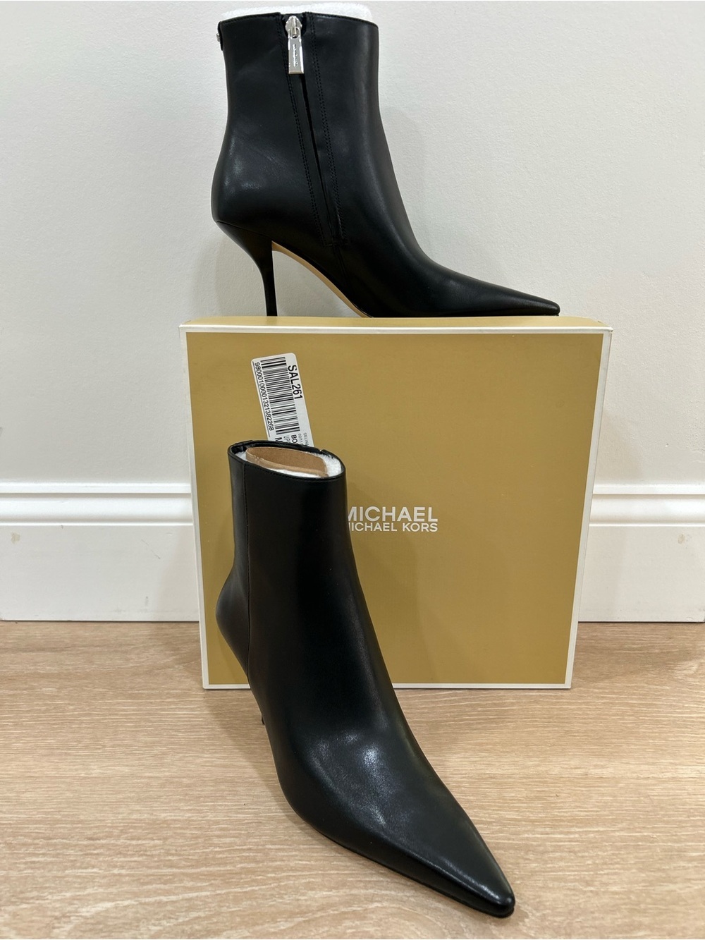 NWT Michael Kors Selina Black Leather Pointy Toe Heeled Ankle Bootie Size 7